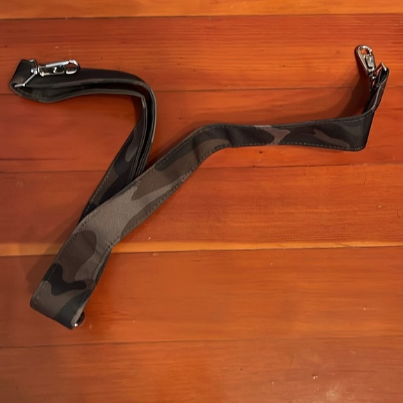 vineyard vines camo weekender bag - Picture 7 of 7